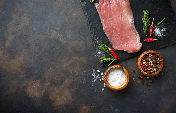 Filete de carne cruda con especias sobre fondo oxidado — Foto de Stock