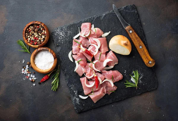 Syrové nakrájené maso s kořením na rezavý pozadí — Stock fotografie