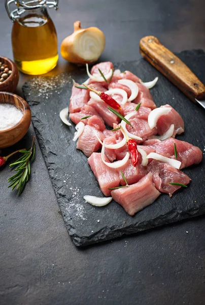 Paslı arka plan üzerinde baharatlar ile çiğ kıyılmış et