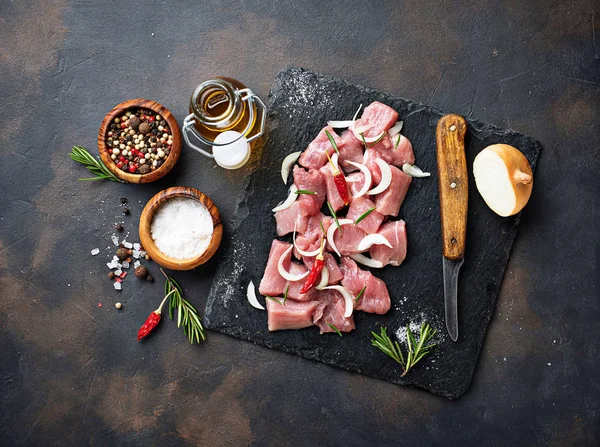 Paslı arka plan üzerinde baharatlar ile çiğ kıyılmış et