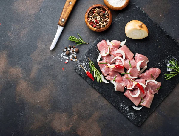 Paslı arka plan üzerinde baharatlar ile çiğ kıyılmış et