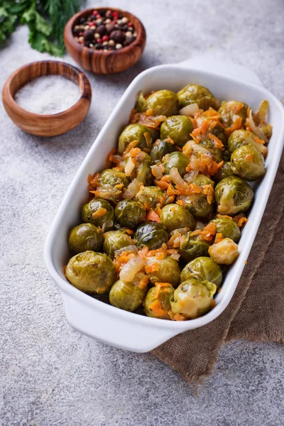 Baked brussels sprouts with carrot — Stock Photo, Image