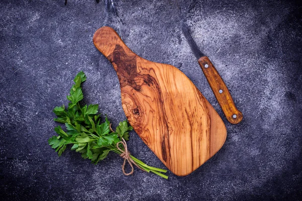 Taze maydanoz, bıçak ve kesme tahtası