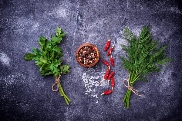 Otlar ve baharatlar. Dereotu, maydanoz, tuz ve biber