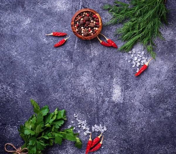 Otlar ve baharatlar. Dereotu, maydanoz, tuz ve biber