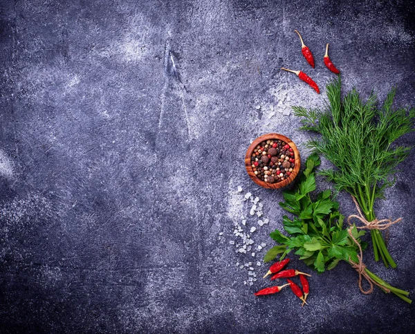Otlar ve baharatlar. Dereotu, maydanoz, tuz ve biber