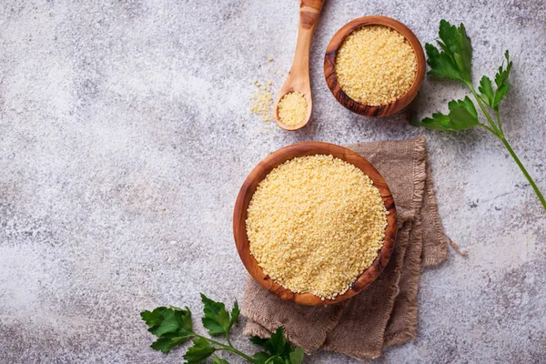 Couscous biji-bijian dalam mangkuk kayu — Stok Foto