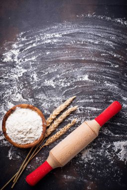 Buğday unu, kulaklar ve oklava 