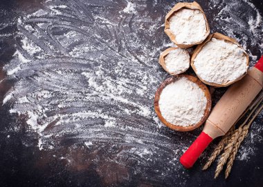 Buğday unu, kulaklar ve oklava 