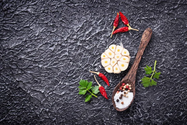 Ajo en rodajas, pimiento rojo, perejil y sal — Foto de Stock