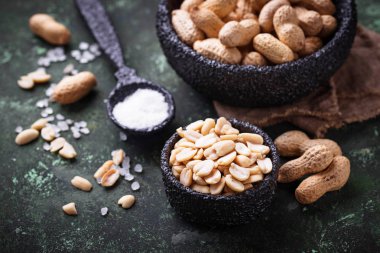 Kase üzerinde ham soyulmuş fıstık