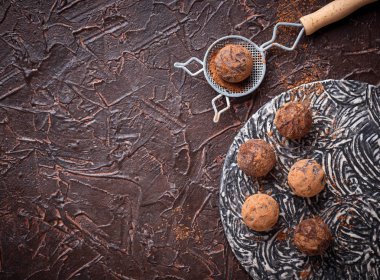 Kakao tozu ile çikolata truffles