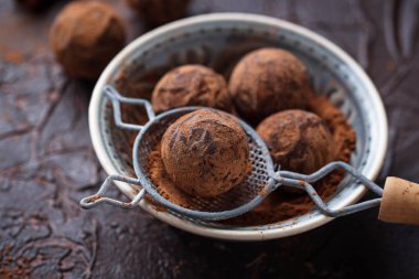 Kakao tozu ile çikolata truffles