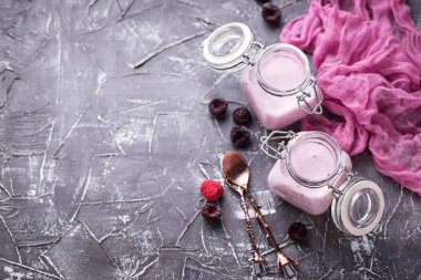 Berry bir cam ile tatlı yoğurt kavanozlar