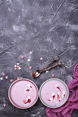 Tatlı berry smoothies kase. Sağlıklı tatlı