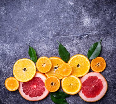 Farklı beton koyu arka plan üzerinde narenciye dilimlenmiş
