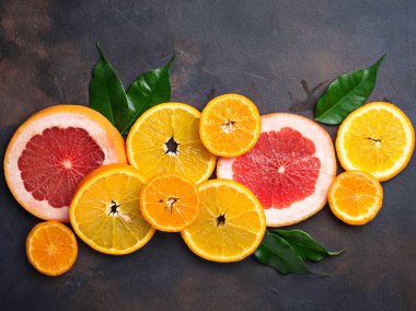 Farklı beton koyu arka plan üzerinde narenciye dilimlenmiş