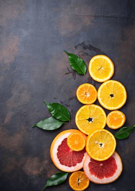 Farklı beton koyu arka plan üzerinde narenciye dilimlenmiş