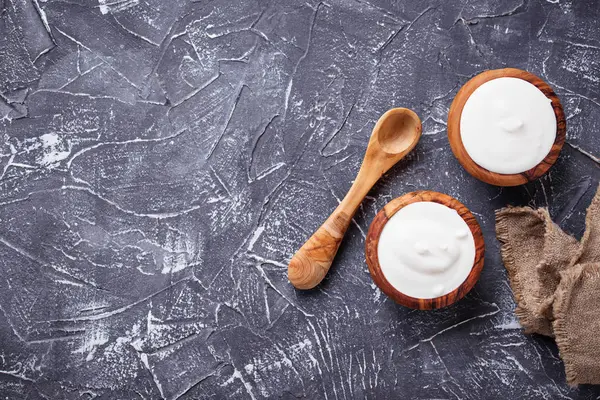 Yogurt Yunani putih dalam mangkuk kayu — Stok Foto