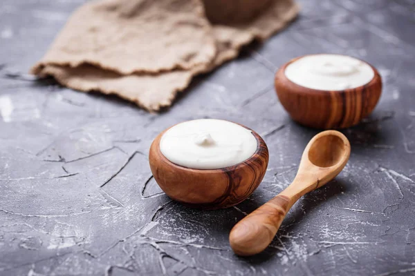 Yogourt grec blanc dans un bol en bois — Photo