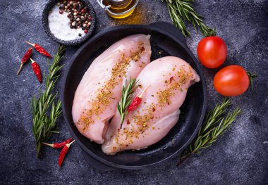 Dökme demir tavada tavuk fileto