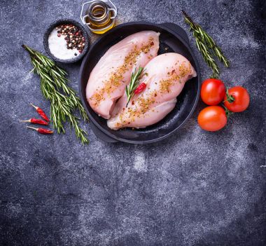 Dökme demir tavada tavuk fileto