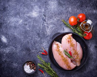 Dökme demir tavada tavuk fileto