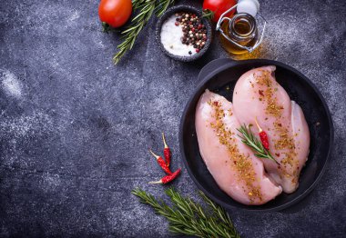 Dökme demir tavada tavuk fileto