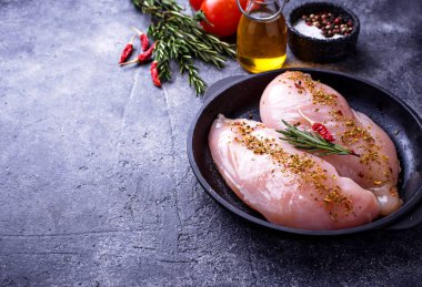 Dökme demir tavada tavuk fileto