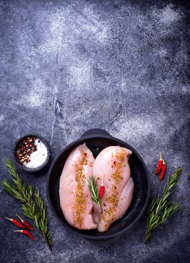 Dökme demir tavada tavuk fileto