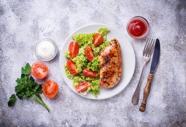 ızgara tavuk göğsü sebze salatası ile