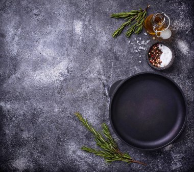 Otlar ve baharatlar ile dökme demir tava