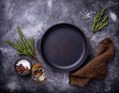 Otlar ve baharatlar ile dökme demir tava