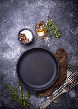 Otlar ve baharatlar ile dökme demir tava