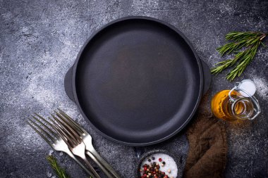 Otlar ve baharatlar ile dökme demir tava