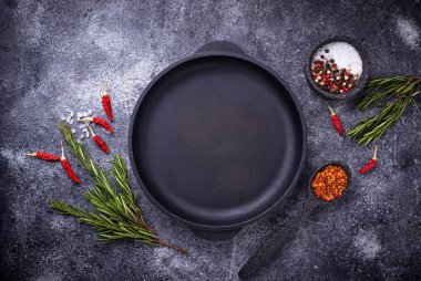 Otlar ve baharatlar ile dökme demir tava