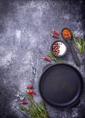 Otlar ve baharatlar ile dökme demir tava