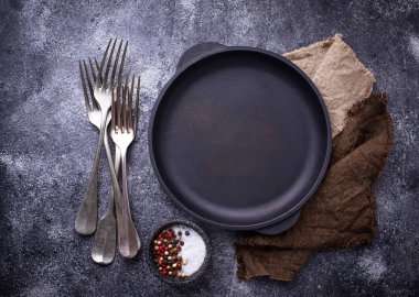 Otlar ve baharatlar ile dökme demir tava