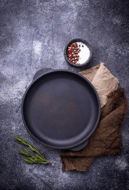 Otlar ve baharatlar ile dökme demir tava