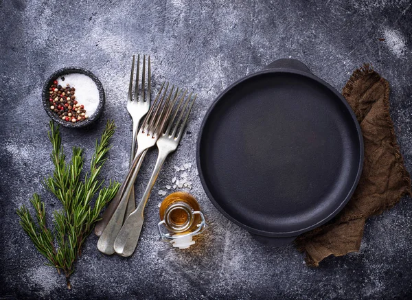 Koekenpan gietijzer met kruiden en specerijen — Stockfoto