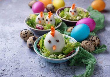 Tavuk şeklinde yumurta salatası. Festival gıda.