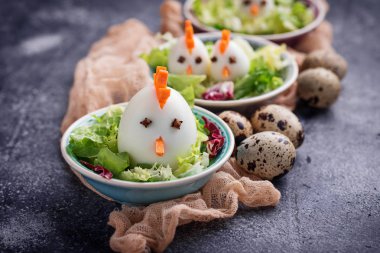 Tavuk şeklinde yumurta salatası. Festival gıda.