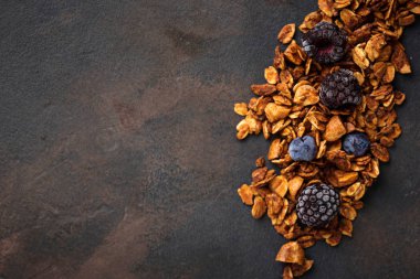 Çilek ile sağlıklı ev yapımı granola