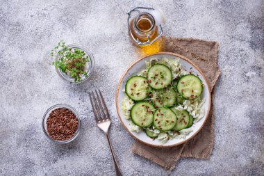 Salatalık, keten tohumu ve tere sağlıklı bahar salatası 