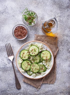 Salatalık, keten tohumu ve tere sağlıklı bahar salatası 