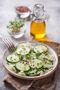 Salatalık, keten tohumu ve tere sağlıklı bahar salatası 