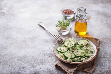 Salatalık, keten tohumu ve tere sağlıklı bahar salatası 
