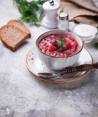 Geleneksel Ukrayna pancar çorbası borsch