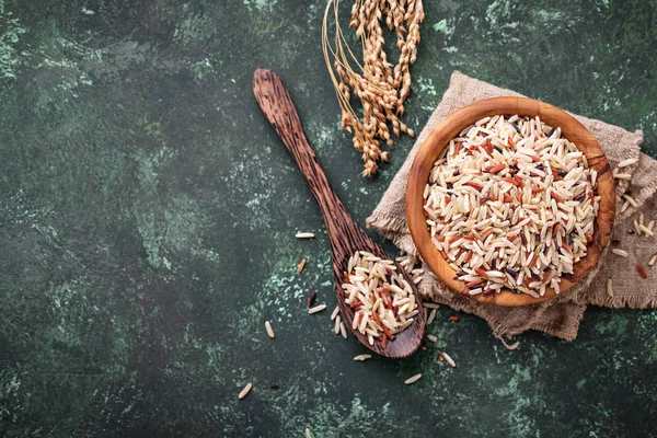 Змішайте коричневий, червоний та дикий рис у мисці — стокове фото