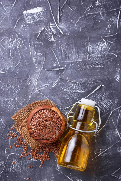 Linseed oil and flax seeds — Stock Photo, Image